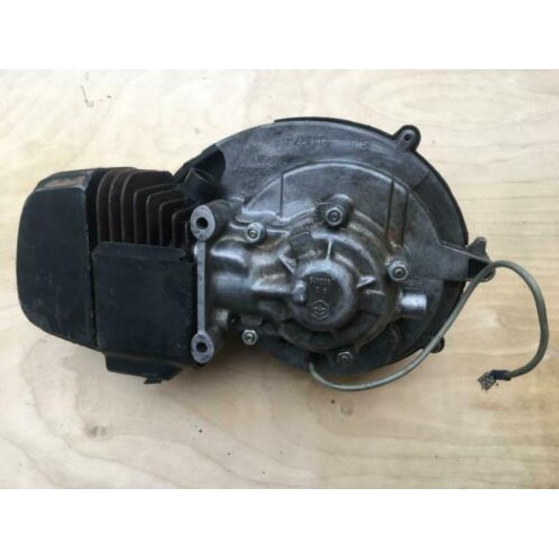 Blok Vespa Ciao met contactpunten en blok met elek. ontstek.