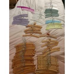 Baby hangers kledinghangers kleerhangers hout, kleurtjes