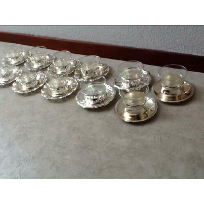 Verzilverde theeglazen met schotel
