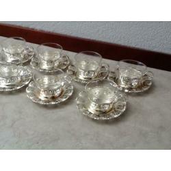 Verzilverde theeglazen met schotel