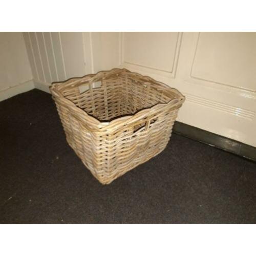 te koop dikke rietenmand 37 x 37 x 26 cm