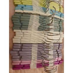 Baby hangers kledinghangers kleerhangers hout, kleurtjes