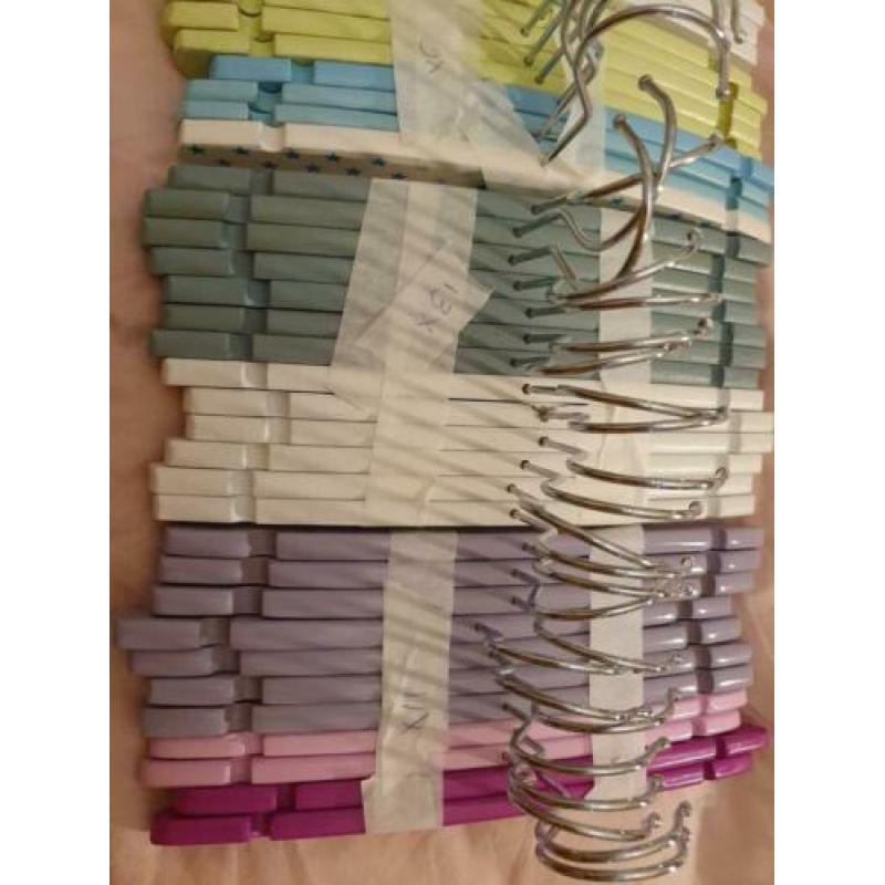 Baby hangers kledinghangers kleerhangers hout, kleurtjes