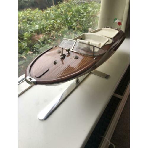 Riva modelboot licht beschadigd
