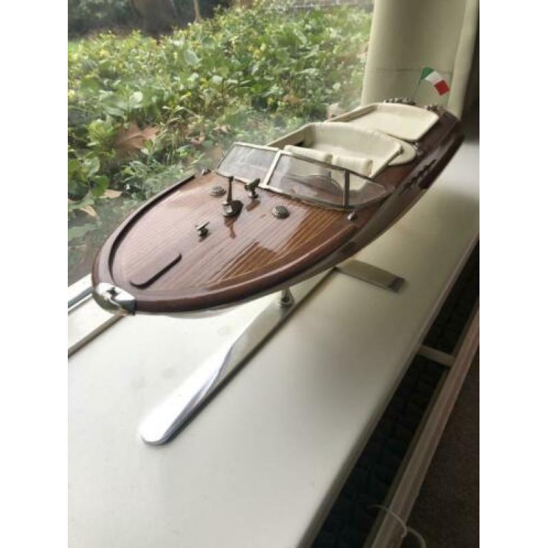 Riva modelboot licht beschadigd