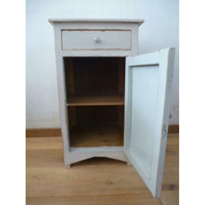 Landelijk brocante gesleten oud licht grijsblauw nachtkastje