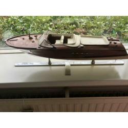 Riva modelboot licht beschadigd