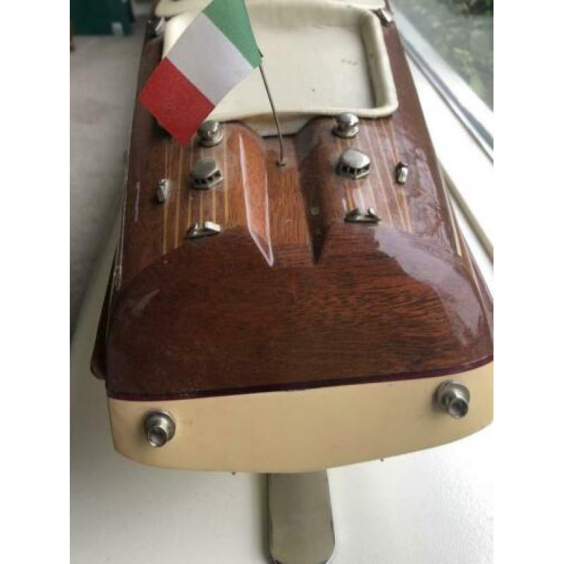 Riva modelboot licht beschadigd