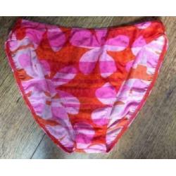 Hema cyclaam/rood bewerkte bikini mt 40 cup B