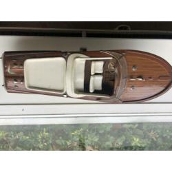 Riva modelboot licht beschadigd