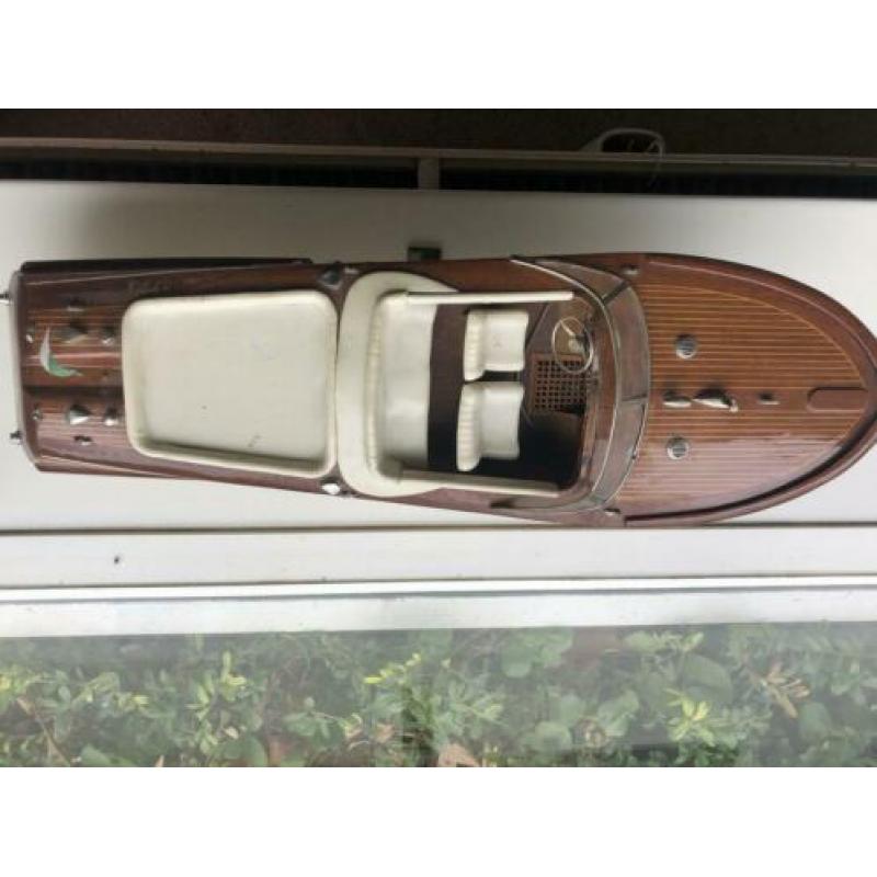 Riva modelboot licht beschadigd