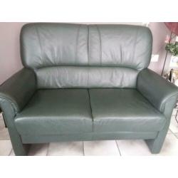 groen leren 2 zits bank met 2 relax stoelen.