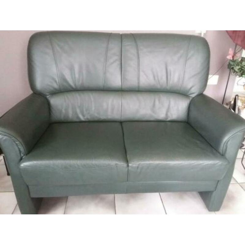 groen leren 2 zits bank met 2 relax stoelen.