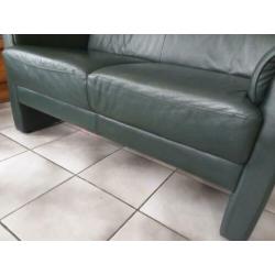 groen leren 2 zits bank met 2 relax stoelen.
