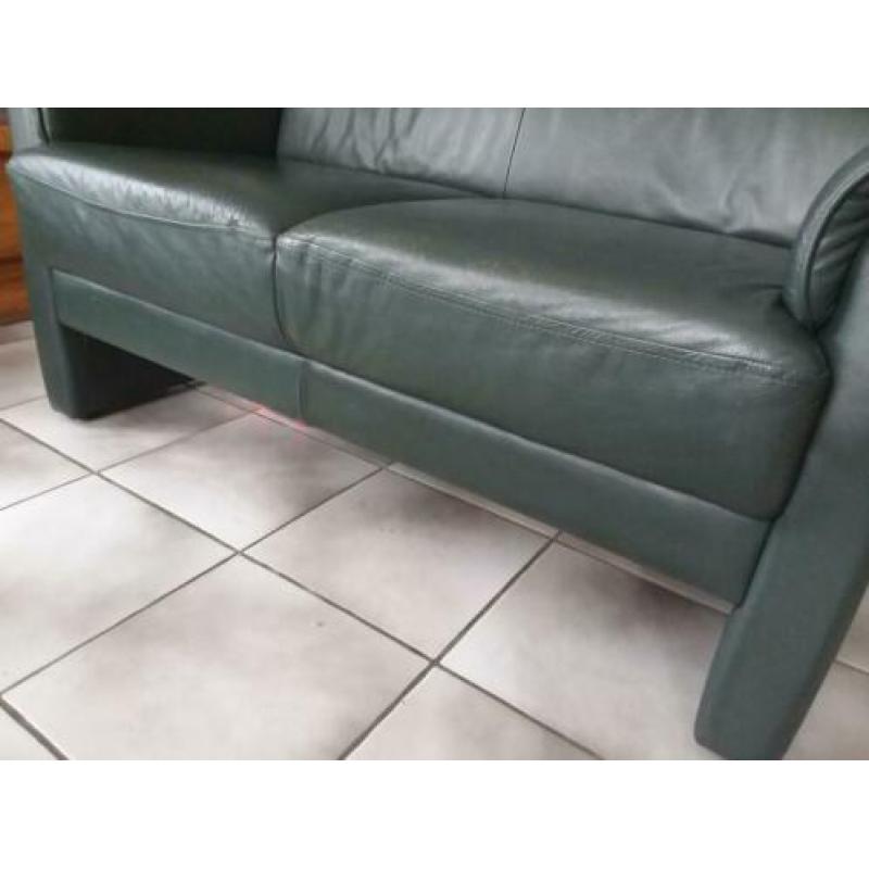groen leren 2 zits bank met 2 relax stoelen.