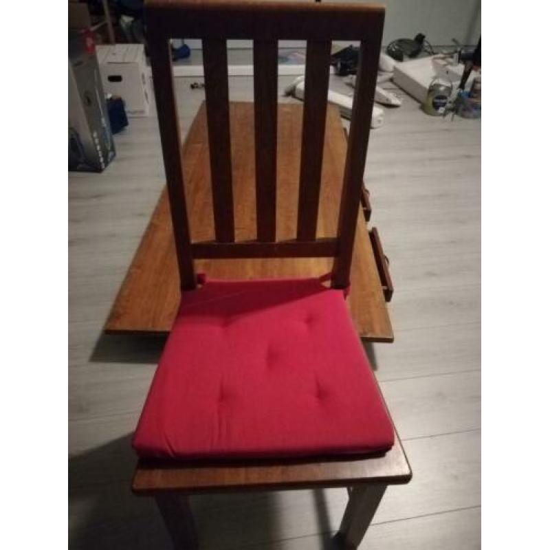 Houten eettafel met stoelen