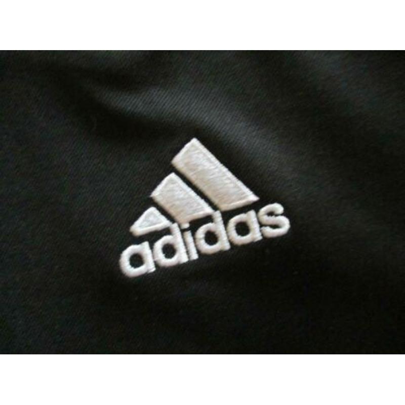 Adidas stoer shirt.