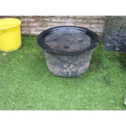 Beekloop, polyester, met waterreservoir en pomp.