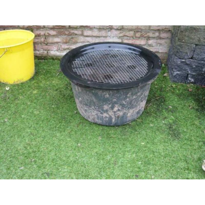 Beekloop, polyester, met waterreservoir en pomp.