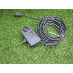 Beekloop, polyester, met waterreservoir en pomp.