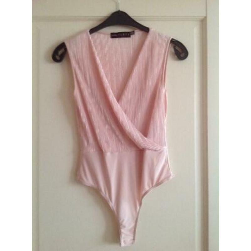Sexy gave mooie Body van merk Pretty HURTS, maat 42 .Kleur R
