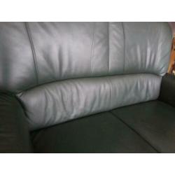 groen leren 2 zits bank met 2 relax stoelen.