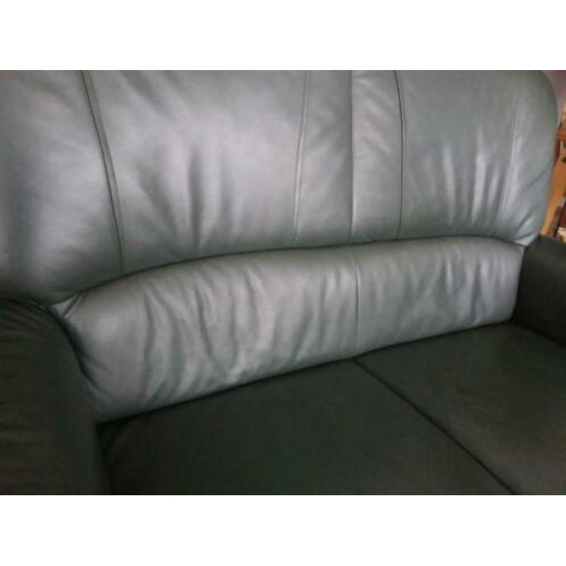 groen leren 2 zits bank met 2 relax stoelen.