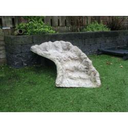 Beekloop, polyester, met waterreservoir en pomp.