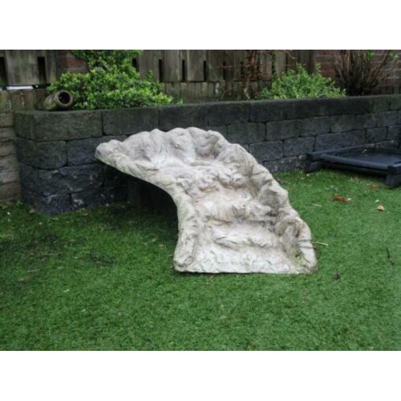Beekloop, polyester, met waterreservoir en pomp.