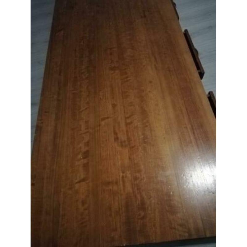 Houten eettafel met stoelen