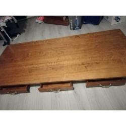 Houten eettafel met stoelen