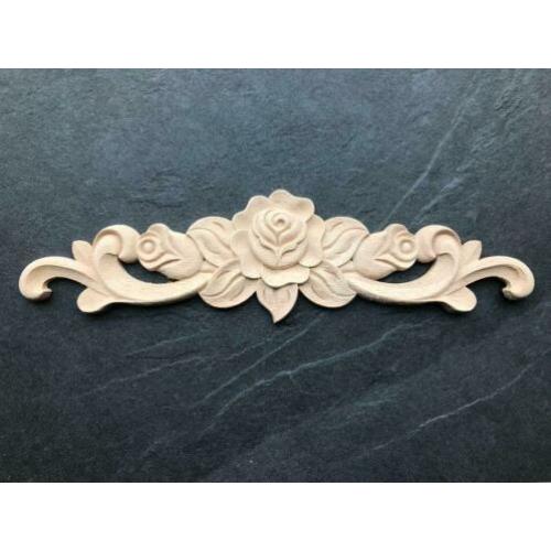 Houtsnijwerk ornament rozen voor op een brocante kast
