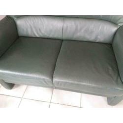 groen leren 2 zits bank met 2 relax stoelen.