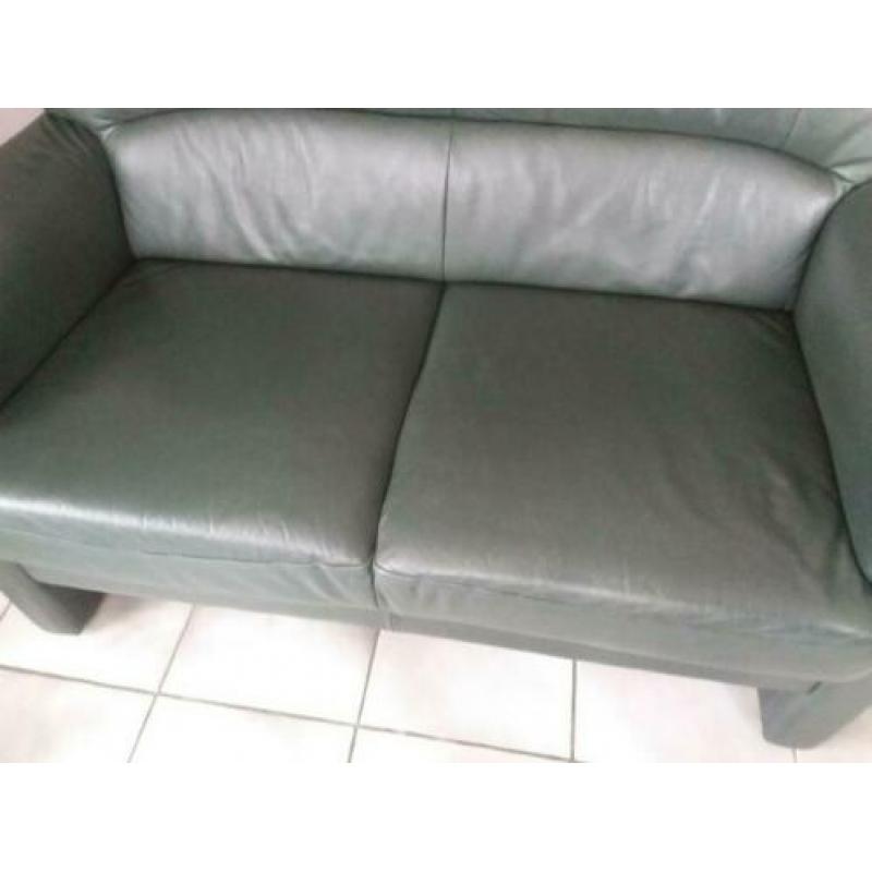 groen leren 2 zits bank met 2 relax stoelen.