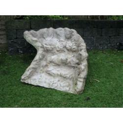 Beekloop, polyester, met waterreservoir en pomp.