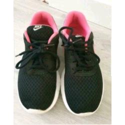 Nike schoenen maat 37.5