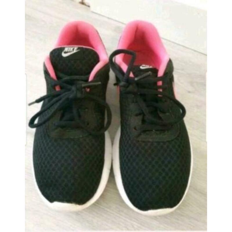 Nike schoenen maat 37.5