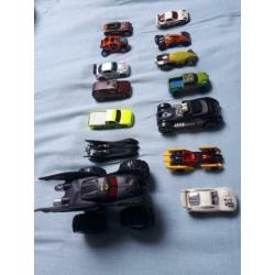 Gave 12 Hotwheels auto's waaronder grote batman!