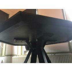Zeshoekige/ronde eettafel.