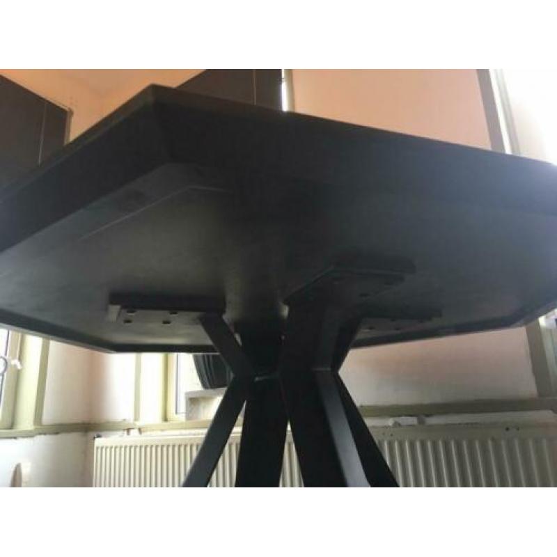 Zeshoekige/ronde eettafel.