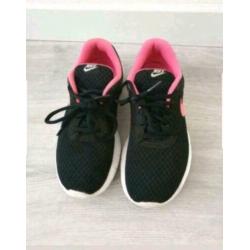 Nike schoenen maat 37.5