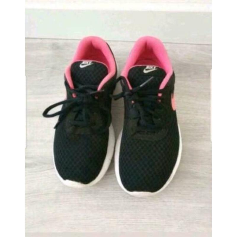 Nike schoenen maat 37.5
