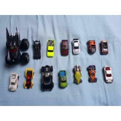 Gave 12 Hotwheels auto's waaronder grote batman!