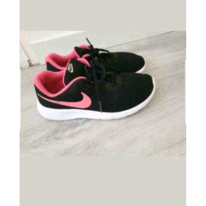 Nike schoenen maat 37.5
