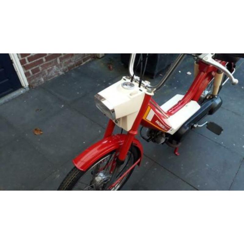 Te koop, nette Honda Camino, rood, oud model.