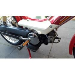 Te koop, nette Honda Camino, rood, oud model.