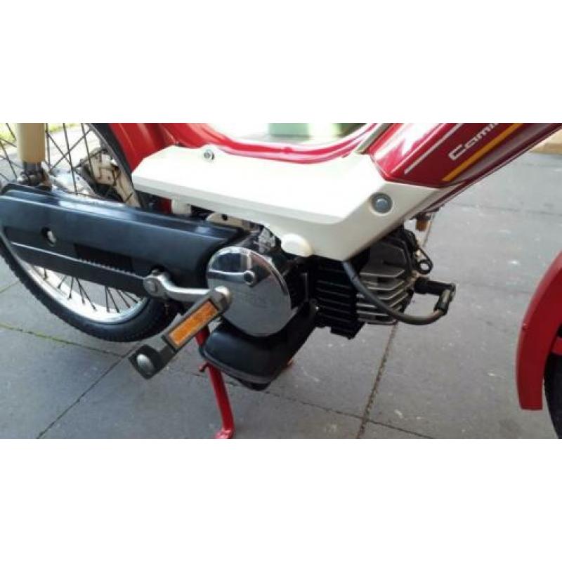 Te koop, nette Honda Camino, rood, oud model.