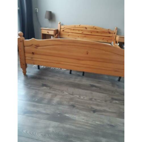 2 persoons grenen bed 160x200 met nachtkastjes en 2 elektris