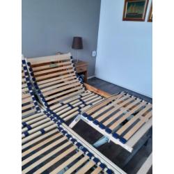 2 persoons grenen bed 160x200 met nachtkastjes en 2 elektris