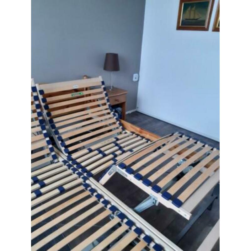 2 persoons grenen bed 160x200 met nachtkastjes en 2 elektris